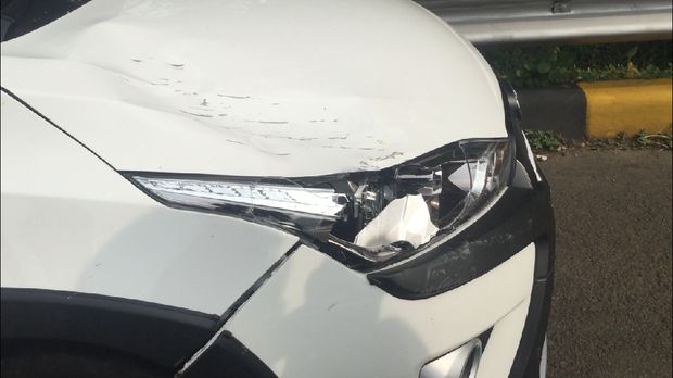 Sepihan besi truk tersebut menimpa dua mobil yang melintas di belakangnya.