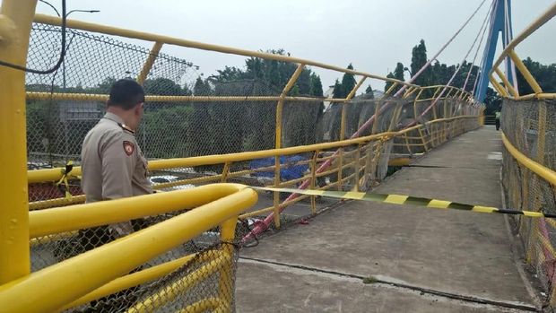 JPO di Bambu Apus yang tertabrak truk