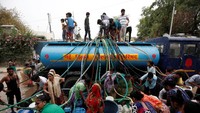 Sejumlah warga di New Delhi, India, tengah antre air bersih dari truk. REUTERS/Adnan Abidi.