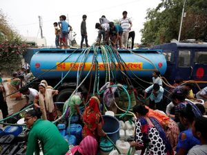 Potret Warga India Antre Air Bersih