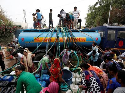 Potret Warga India Antre Air Bersih