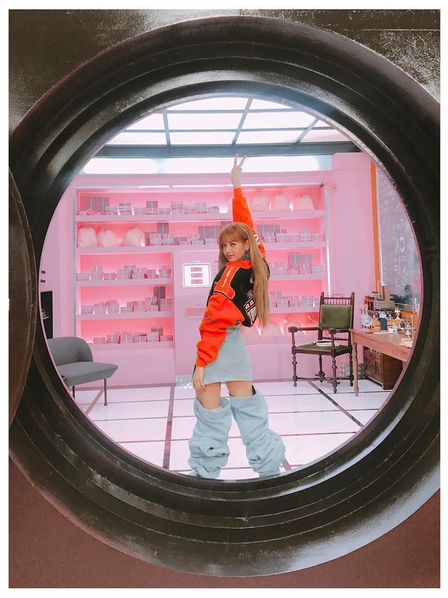 Karena Lisa adalah rapper, gayanya dibuat lebih boyish dan jenaka, kata Kyung Won. Foto: Instagram