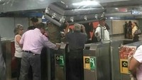 Almarhum tetap harus bayar tiket enggak ya? Istimewa/Boredpanda.