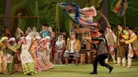 Kalau mau melihat kebudayaan muslim Tatar di Kazan, wisatawan mesti menonton teater budaya di Tatar State Academic Theatre. Sering ada pertunjukan budaya di sini (Russia Travel)