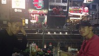 Layaknya orang biasa, Lee bisa duduk santai menikmati minuman di pinggir jalan bersama temannya. Hal ini ia lakukan saat di Osaka, Jepang. Foto: Instagram young_lee2