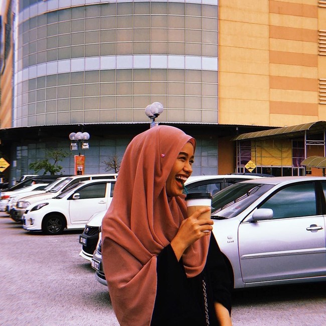 Kini ia masih berstatus mahasiswi jurusan Bahasa Arab dan Sains Islamic di Universiti Al-Madinah, Shah Alam. Ia mengaku terinspirasi dari pemain Prancis Lisa Zimouche dalam berolahraga. Foto: Instagram/Qhouirunnisa