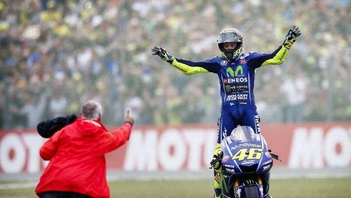 Italys Valentino Rossi celebrates after winning the Assen Motorcycling Grand Prix at the TT circuit in Assen on June 25, 2017.  / AFP PHOTO / ANP / Vincent Jannink / Netherlands OUT