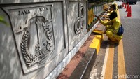 Pembatas jalan juga dicat.