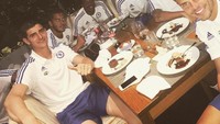 Bersama Loic Remy, Thiba Courtois, Cesc Fabregas, dan Kurt Zouma, Hazard terlihat asyik menikmati hidangan penutup yang manis ketika makan malam bersama dengan rekan satu timnya. Foto: Instagram @hazardeden_10 - Istimewa