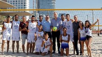 Di waktu lain, Pangeran William juga terlihat ikut bermain bersama para pemain voli pantai Israel di Pantai Tel Aviv, Israel. Pangeran tersenyum cerah setelah ikut bermain voli. Menahem Kahana/Pool via Reuters.