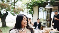 Lunch is served, possibly my favorite lunch so far, tulis Ana yang sedang berada di Prancis. Senyumnya bahagia banget yaa? Foto: Instagram anaoctarina