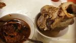 Sering Bergaya Mewah, Tiara Dewi Tak Jaim Makan Bakso Tulang Sumsum