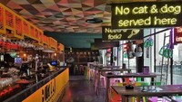 Di sini, pengunjung akan disambut dengan kursi warna-warni. Papan neon berwarna cerah, yang memberikan nuansa unik dan funky dari restoran ini. Foto: The Huntr