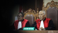 Hakim membacakan vonis untuk Fredrich Yunadi.