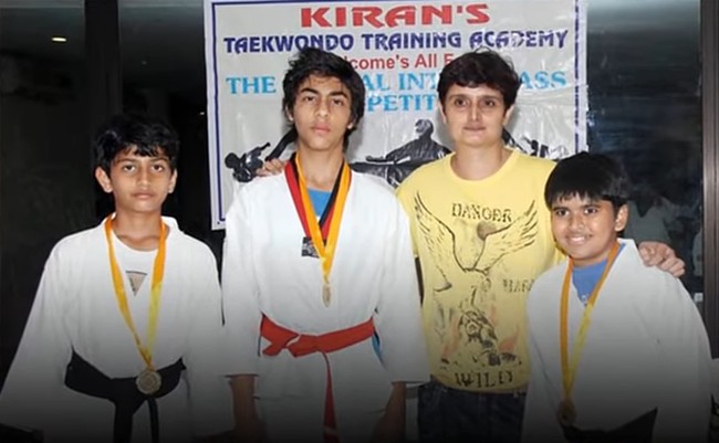 Fakta menarik lain mengenai masa kecil Aryan adalah ia jago olahraga. Pria kelahiran New Delhi ini ternyata memegang sabuk hitam dan pernah memenangkan medali emas dalam sebuah kompetisi Taekwondo di 2010. Foto: Instagram