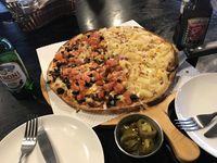 Ternyata Ini Alasannya Kenapa Orang Korea Makan Pizza dengan Acar