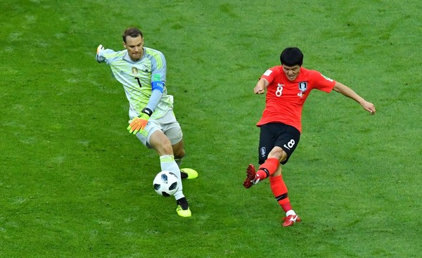 Kiper Manuel Neuer paling jadi perhatian, adalah aksinya keluar dari sarang tapi bolanya direbut dan Korea Selatan mencetak gol kedua. Neuer jadi buah bibir (REUTERS/Dylan Martinez) Kiper Manuel Neuer paling jadi perhatian, adalah aksinya keluar dari sarang tapi bolanya direbut dan Korea Selatan mencetak gol kedua. Neuer jadi buah bibir (REUTERS/Dylan Martinez)