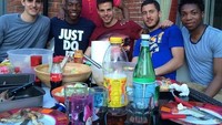 Jika tidak sedang bertanding, Hazard punya cara sederhana untuk menikmati waktu luangnya. Cukup menggelar pesta barbecue di halaman belakang rumahnya, dengan para sahabat. Foto: Instagram @hazardeden_10 - Istimewa