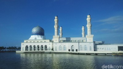 Foto: Masjid Terapung di Malaysia yang Ternoda