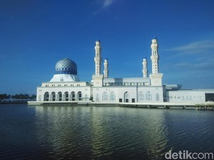 Masjid di Malaysia yang Heboh Karena Turis Joget Pakai Rok Mini