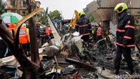 Korban diantaranya empat orang di dalam pesawat dan satu orang di darat yang merupakan pejalan kaki. REUTERS/Francis Mascarenhas.