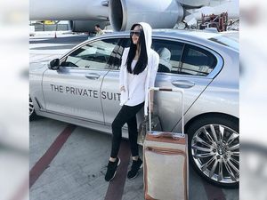 Gaya Syahrini Bawa Koper Seharga Mobil dan Coba Layanan VIP Rp 42 Juta