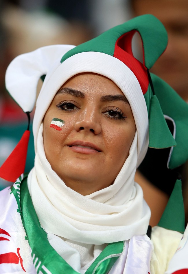 Selain Mesir, negara yang punya suporter berhijab adalah Iran. Meski harus melalui peraturan ketat, ada beberapa wanita berhijab asal Iran tertangkap kamera menonton Piala Dunia. Foto: Getty Images