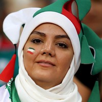 Selain Mesir, negara yang punya suporter berhijab adalah Iran. Meski harus melalui peraturan ketat, ada beberapa wanita berhijab asal Iran tertangkap kamera menonton Piala Dunia. Foto: Getty Images