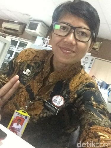 Walaupun atlet, Dedeh sehari-hari juga kerja kantoran seperti kita lho.