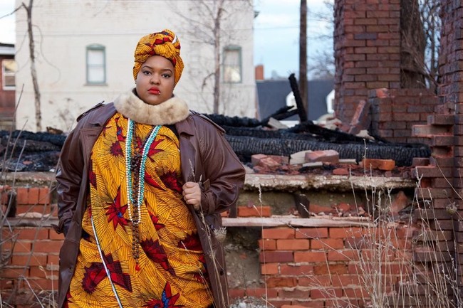 Untuk potongan busana, Leah V cukup bereksplorasi. Potongan kasual seperti celana, jaket, hingga dress yang feminin pun pernah ia pakai. Foto: Instagram Leah V