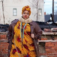 Untuk potongan busana, Leah V cukup bereksplorasi. Potongan kasual seperti celana, jaket, hingga dress yang feminin pun pernah ia pakai. Foto: Instagram Leah V