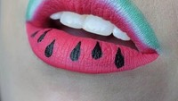 Sepotong semangka jadi riasan bibir ini. Terlihat gradasi warna seperti pada buah semangka mulai warna hijau, putih hingga merah. Wah lengkap dengan biji semangkanya juga. Tertarik mencoba riasan seperti ini? Foto: Istimewa