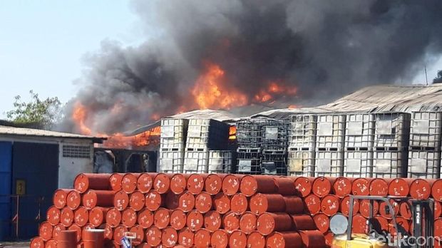 Gudang Bahan Kimia di Sidoarjo Terbakar, Asap Membumbung Tinggi