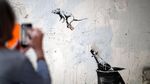 Melihat Karya Banksy yang Hebohkan Kota Paris