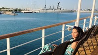Maudy menjajal wisata kapal pesiar sehari ke kawasan Saronic Gulf, di mana ia dan keluarganya mengunjungi pulau-pulau seperti Hydra, Poros dan Aegina (maudykoesnaedi/Instagram)