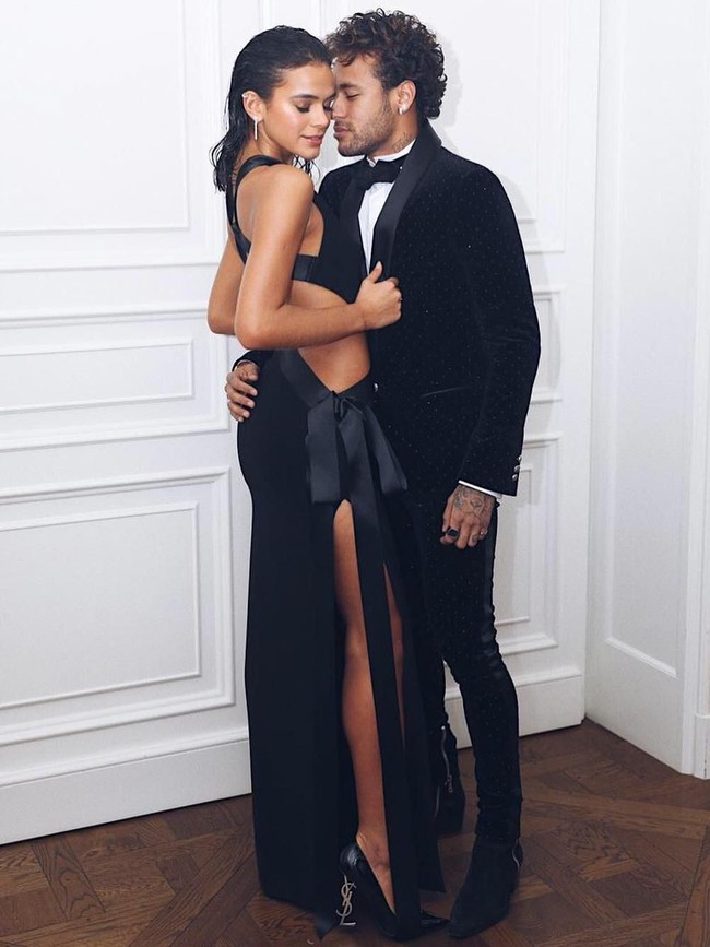 Love is in the air! Sempat putus-sambung sejak berpacaran pada 2012, jalinan cinta pesepakbola Brasil Neymar Jr. dan sang kekasih, model seksi Bruna Marquezine, tampaknya semakin erat. Terbukti dari foto-foto mesra mereka di Instagram masing-masing. Foto ini diambil saat perayaan ulang tahun ke-26 Neymar di Paris, Prancis, Februari lalu. (Foto: Instagram)