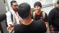 Jefri tampak tersenyum kala melihat Tio Pakusadewo. Desi Puspasari/detikHOT