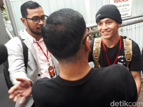 Melihat Momen Tio Pakusadewo Dipeluk Jefri Nichol
