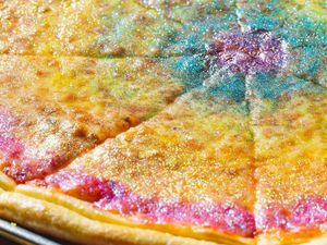 Blink-blink Berkilauan, Pizza Ini Dibuat dengan Taburan Glitter