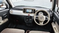 Masuk ke bagian dalam, mobil menyajikan desain interior yang cheerful dan simpel dengan perpaduan warna putih dan coklat di kabin mobil, serta kursi dua warna. Foto: Dok. Daihatsu