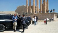 Pangeran William berkunjung ke Yordania, Senin (25/6) lalu. Penerus Tahta Kerajaan Inggris ini menyempatkan berkunjung ke Roman Ruins of Jerash, situs arkeologi penting bagi bangsa Yordania (Reuters)