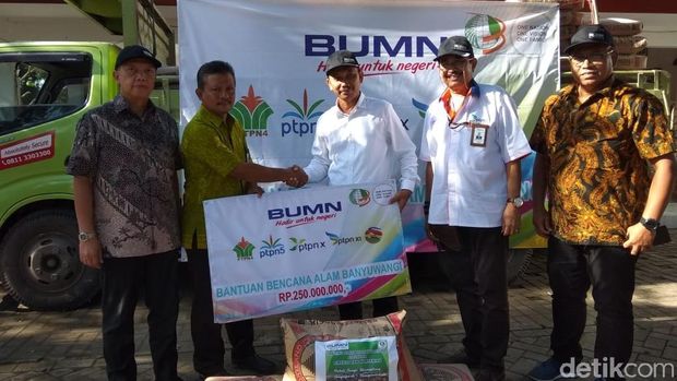 Bantuan korban banjir berupa material di Banyuwangi/