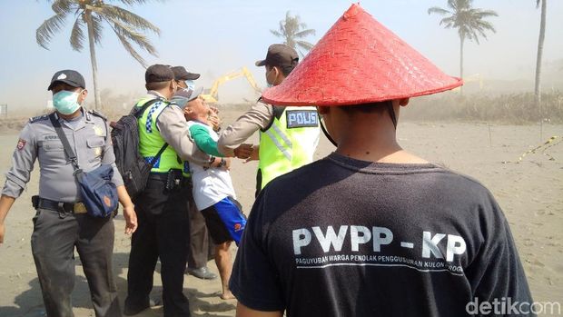 Tangis Warga Saat Pembersihan Lahan Bandara Kulon Progo