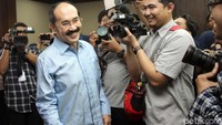 Fredrich Yunadi sempat tertawa sebelum menjalani sidang putusan di Pengadilan Tipikor, Jakarta, Kamis (28/6/2018).