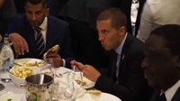 Seriusnya ekspresi Hazard dalam sebuah acara jamuan makan malam, ketika menyantap gurihnya kari. Foto: Instagram @hazardeden_10 - Istimewa