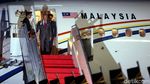 Jokowi Sambut Kedatangan Mahathir di Bandara Halim