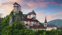 Slovakia, salah satu negara Eropa pertama yang melarang perjalanan penumpang internasional, sedang mengerjakan koridor hijau untuk negara tetangganya. Usul terbaru, wisatawan Ceko dapat memberikan bukti bahwa mereka bebas virus Corona akan diizinkan untuk bepergian ke Slovakia. Foto Orava Castle di Slovakia (Foto: Slovakia.com)