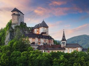 Foto: Uji Nyali di Kastil Megah dan Terbesar Slovakia