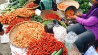 Kalau datang di pagi hari, sebelum berkulineran Anda bisa berbelanja membeli bahan-bahan makanan segar. Ada cabai hingga timun yang enak untuk lalapan. Foto: Instagram @bahasa.kopi