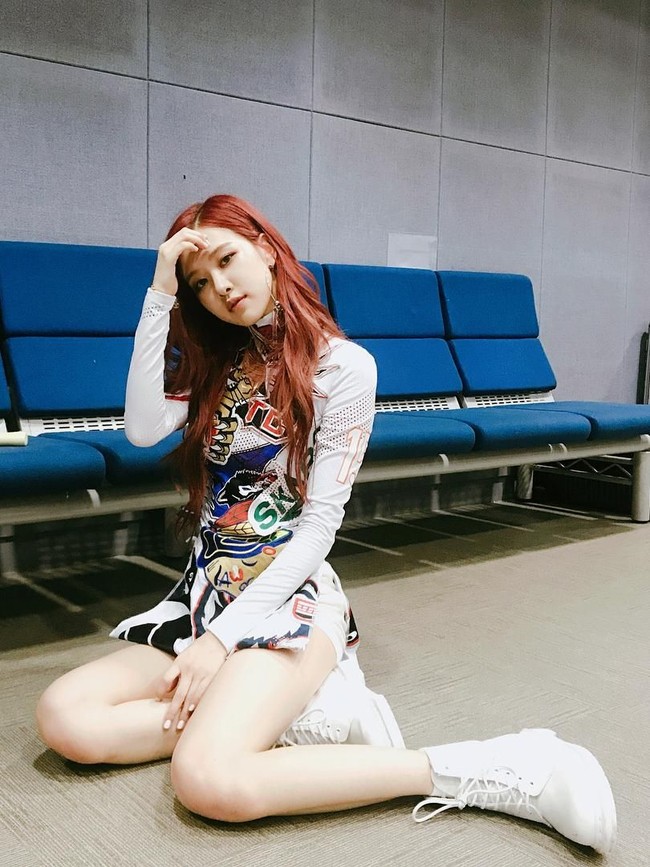 Menurut Kyung Won seperti dikutip dari Kbizoom, penampilan Rose memang tidak terlalu menonjol ketimbang tiga personel lainnya. Tapi begitu tampil ke depan dan menyanyi solo, gayanya yang bold dan elegan cukup menyihir para fans. Foto: Instagram